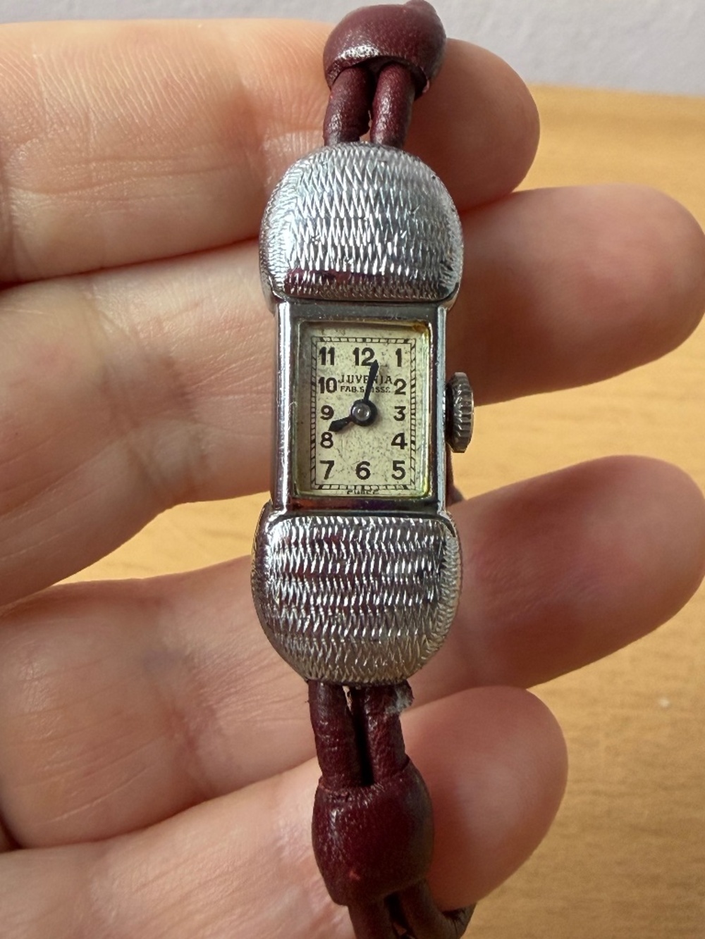 RARE VINTAGE JUVENIA Ladies Mechanical Manual Dress Wind Up Swiss Watch AS IS